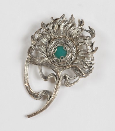ブローチ「アザミ」 1900年　金属細工／緑瑪瑙、銀(925)